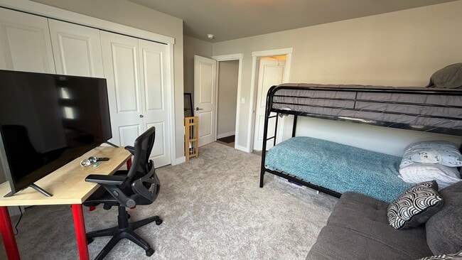 Building Photo - Upscale Furnished 2BR Townhouse in Downtow...