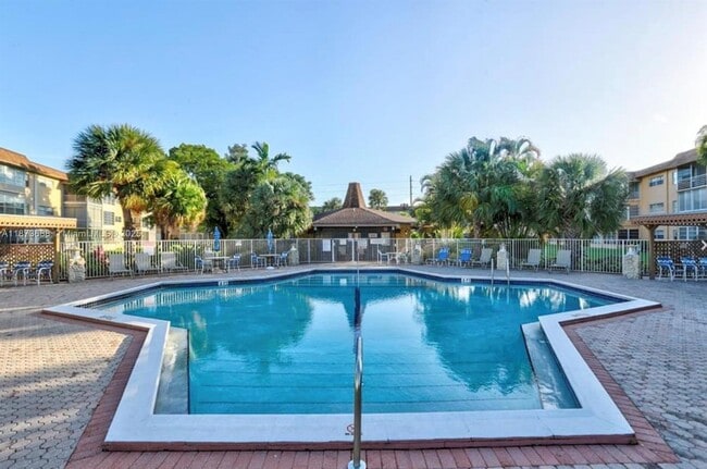 Building Photo - 5011 W Oakland Park Blvd