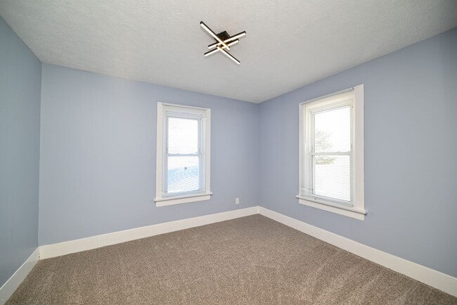 Building Photo - Large 4 Bedroom/2 Bath Home For Rent