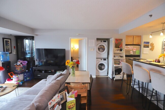 Building Photo - 700 1st St