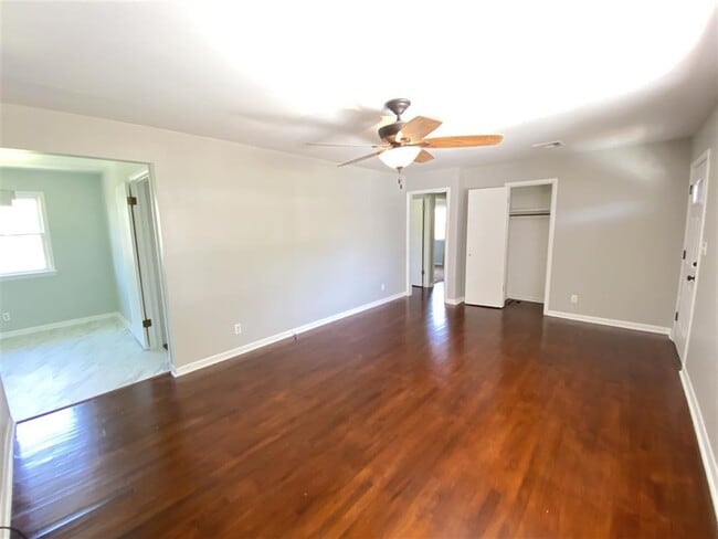 Building Photo - 2104 3rd St