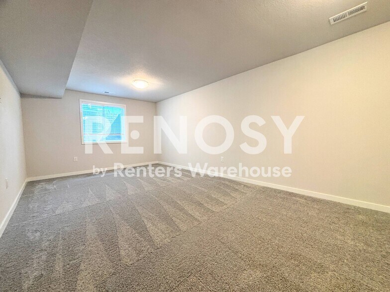 Building Photo - 16620 Oakwood Dr