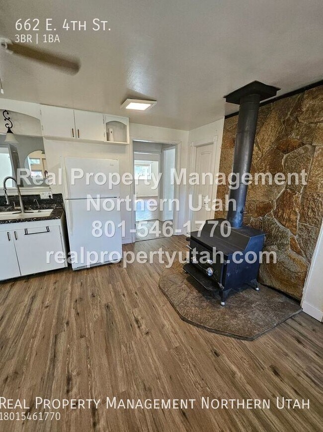 Building Photo - 662 4th St S