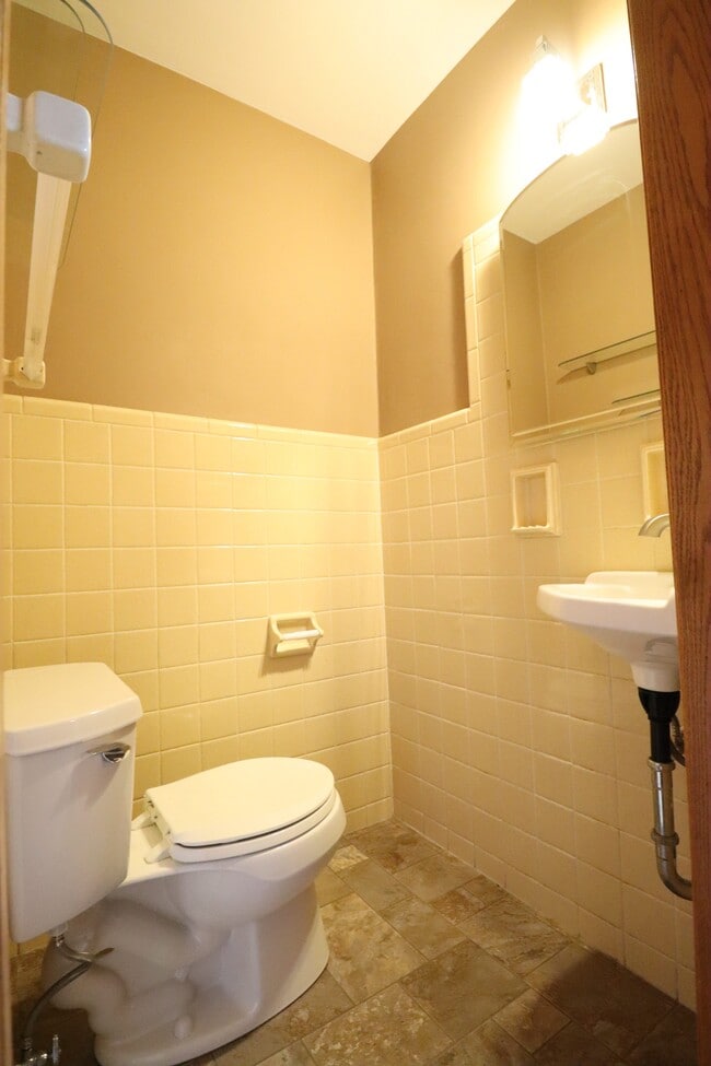 Building Photo - 5331 S La Salle Dr