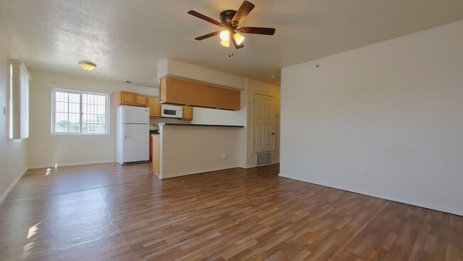 Building Photo - 509 Valencia Dr SE