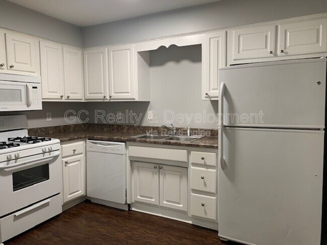 Building Photo - 12 Simpson St