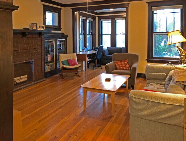 Building Photo - 2443 N Sawyer Ave