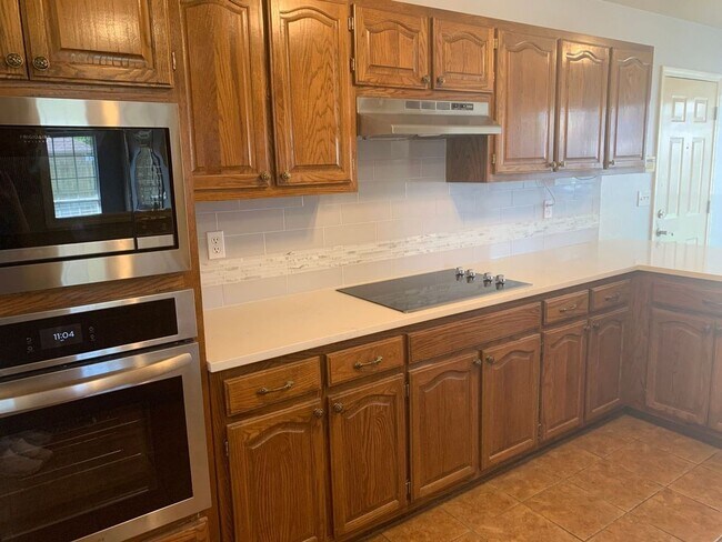 Building Photo - This beautifully updated three-bedroom, tw...