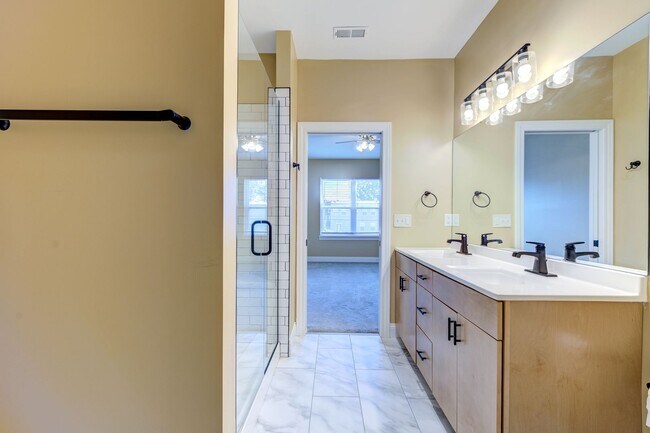 Building Photo - Updated 2 Bed 2 Bath Near SSM Cardinal Gle...