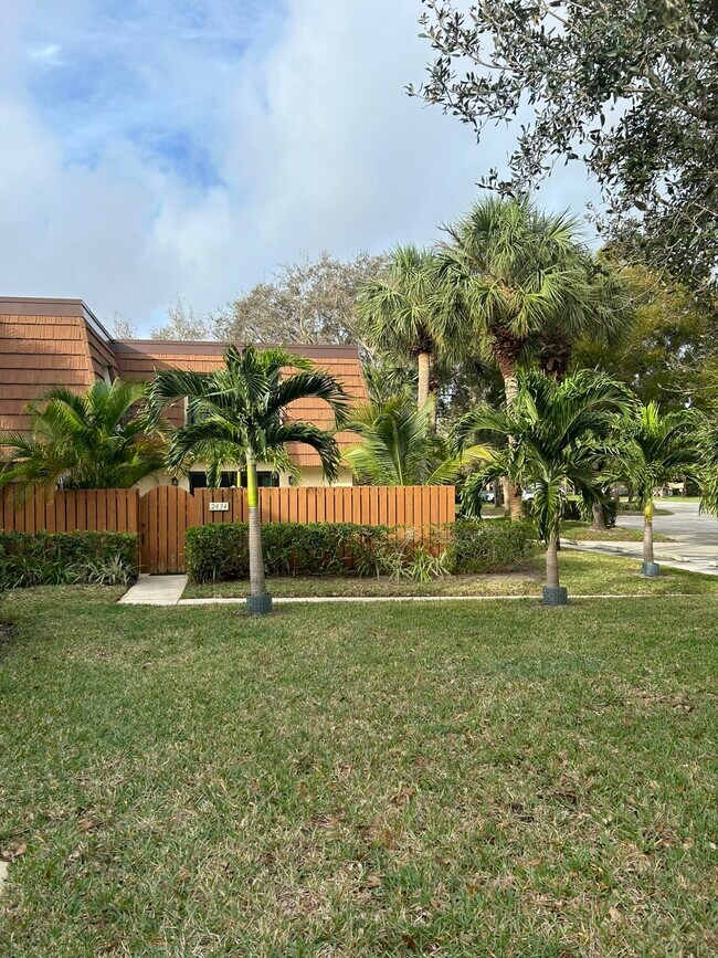 Building Photo - 2334 23rd Ct