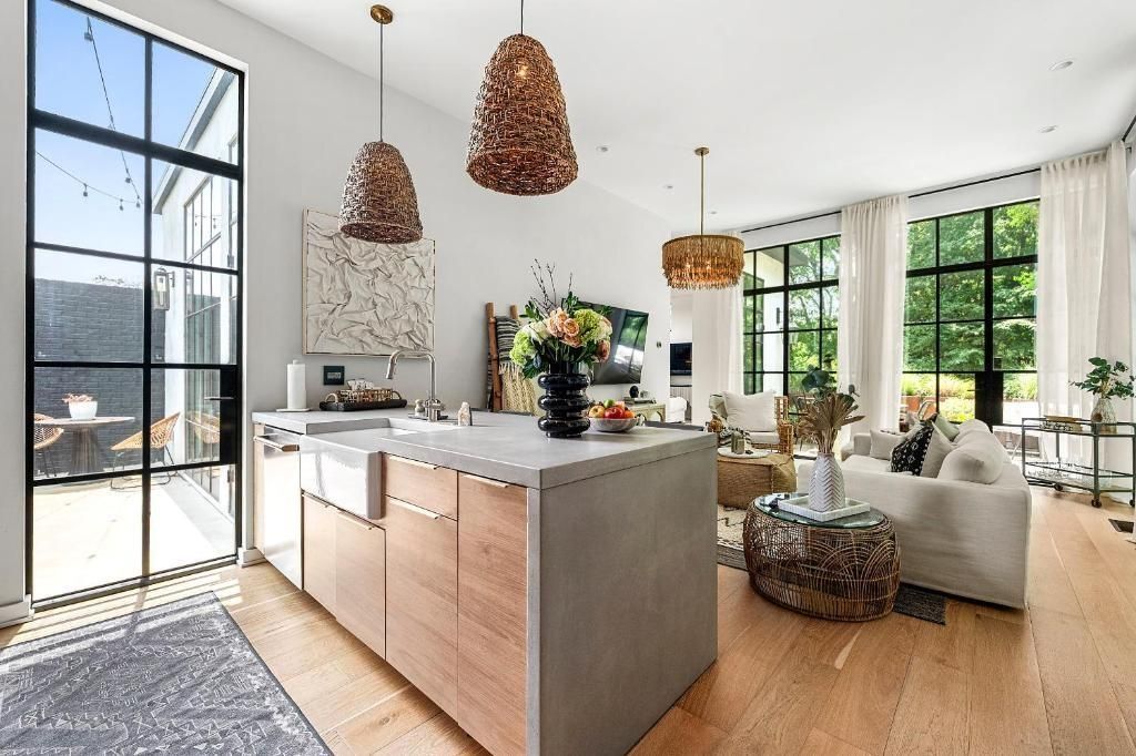 Building Photo - 1008 Albion Ave NE