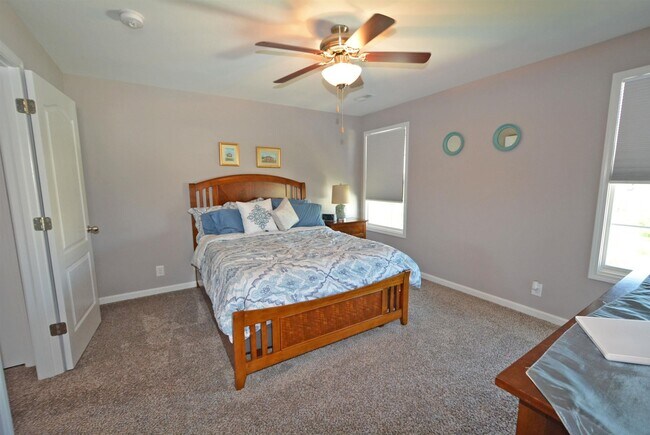 Building Photo - Gorgeous! 3 Bed/2.5 Bath house! Close to I-24! Lawn/Garbage Included!