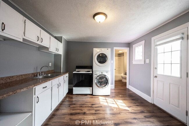 Building Photo - Charming 2 Bed Duplex in Indianapolis with Spacious Layout and Prime Location!