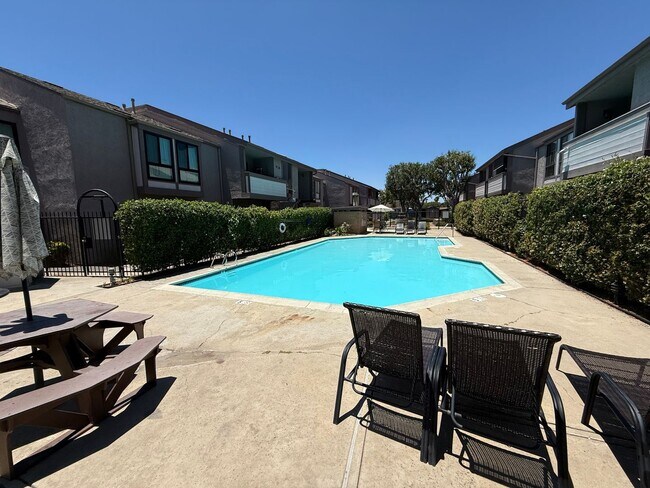 Building Photo - Spacious 1 Bedroom, 1 Bath Condo with Vaul...