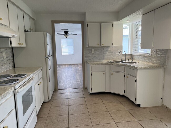Building Photo - ** Single Family Home - Port Charlotte - 2 Bed / 2 Bath Plus Den/Bonus Room - Annual Rental - $1,...