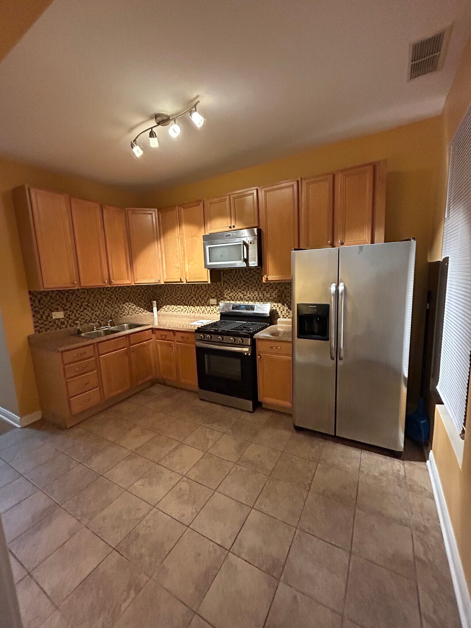 Building Photo - 6630 S Ingleside Ave