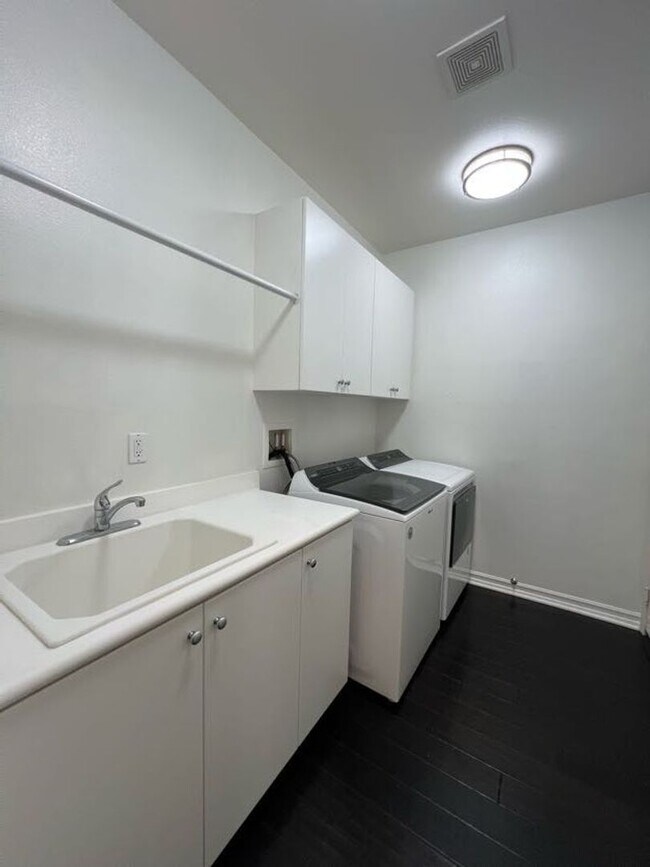 Building Photo - Spacious Single Story Home in Columbus Square