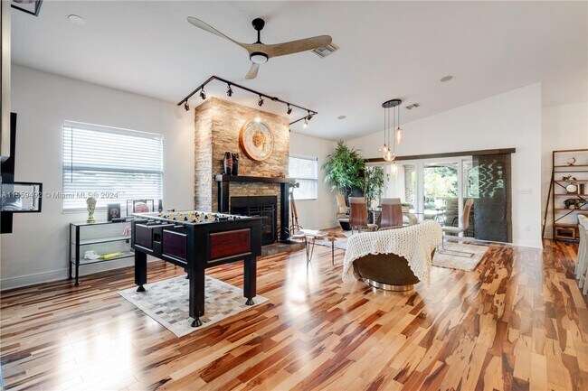 Building Photo - 4401 SW 35th Ave