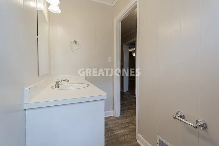 Building Photo - 5511 N Main St