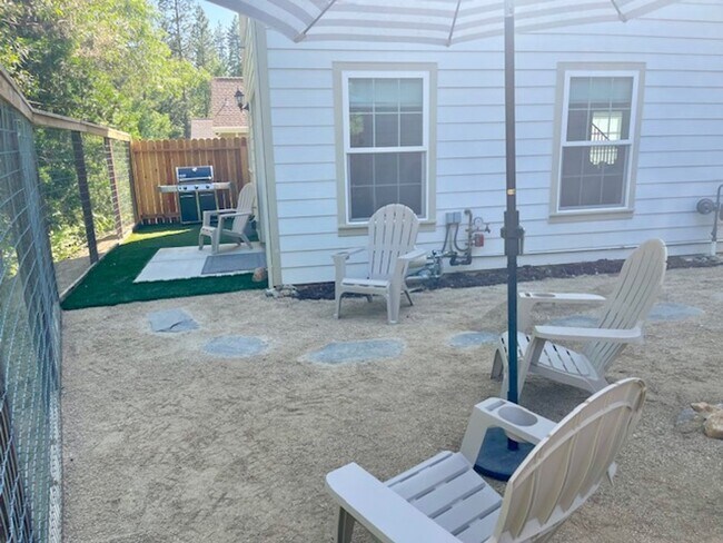 Building Photo - Modern 3 Bedroom 2.5 Bathroom House Close to Downtown Nevada City