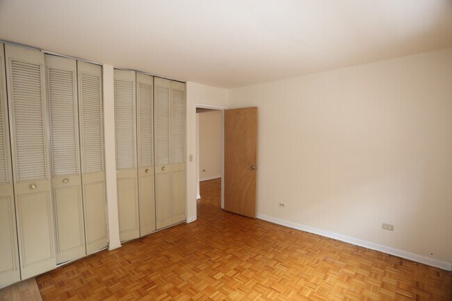 Building Photo - 513 W Briar Pl