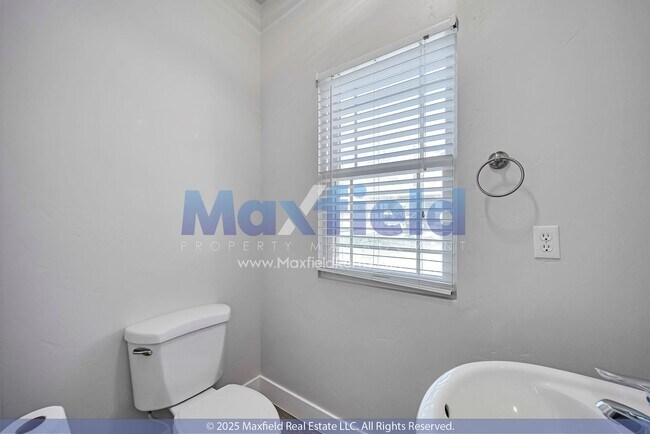 Building Photo - Golf Course Townhouse 3 BD 2.5 BA 2 GA w/ ...