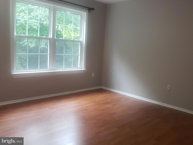 Building Photo - 5032 Beech Ct