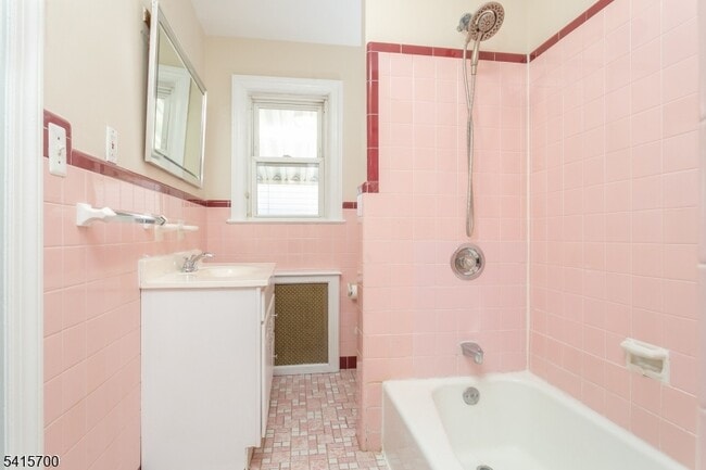 Building Photo - 27 Ashwood Ave