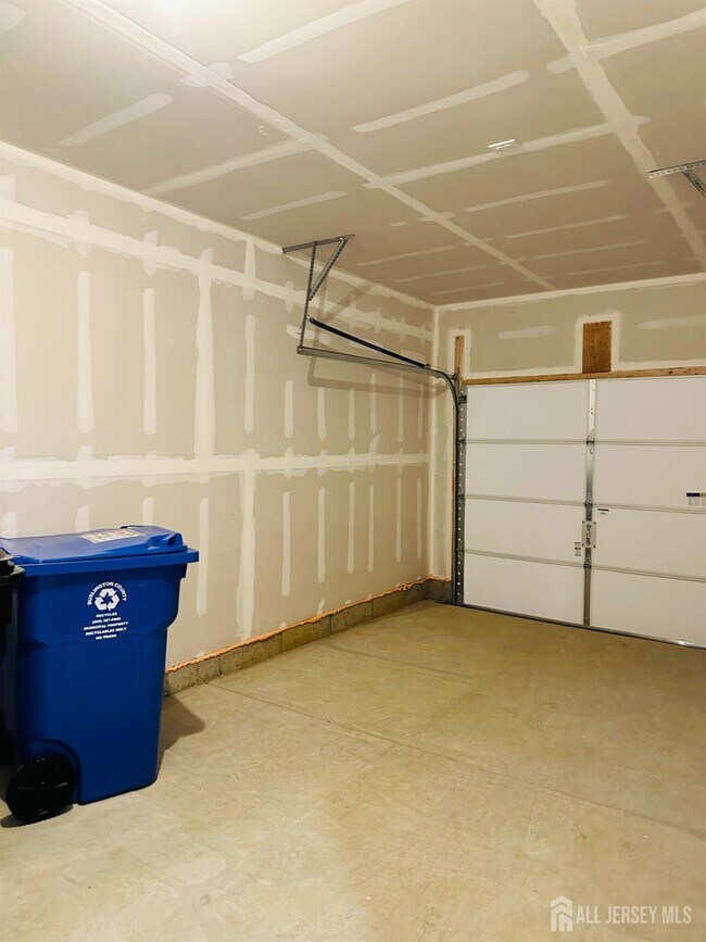 Building Photo - 8 Elenor Ln