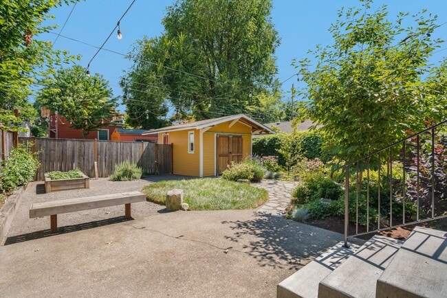 Building Photo - 1518 SE Poplar Ave