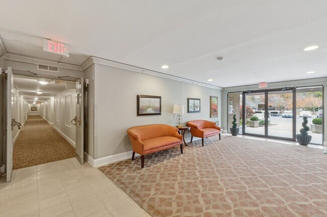 Building Photo - SPACIOUS Bright UNIT.