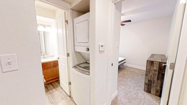 Building Photo - 209 E Clark St