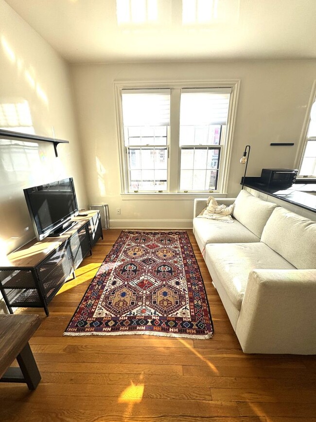 Building Photo - Update 1BR1BA in Georgetown with in unit w...