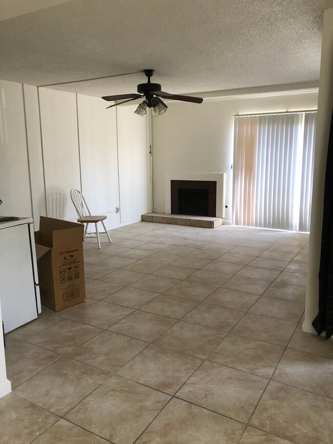 Building Photo - Beautiful 2 Bedroom Townhouse in Bakersfield!