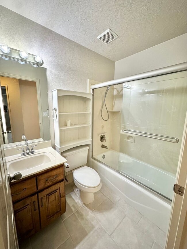 Building Photo - 3 Bedroom Home In Southgate!