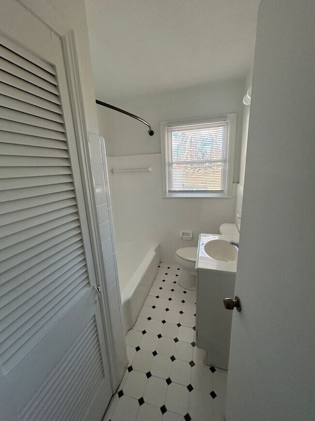 Building Photo - 4296 Pineview Dr