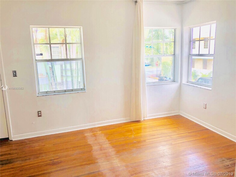 Building Photo - 915 8th St