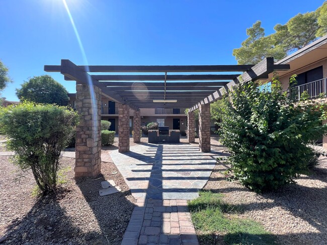 Building Photo - ***MOVE IN SPECIAL**Prime Location in Scot...