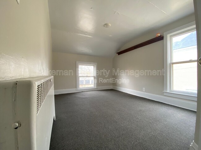 Building Photo - 415-417 W Oak