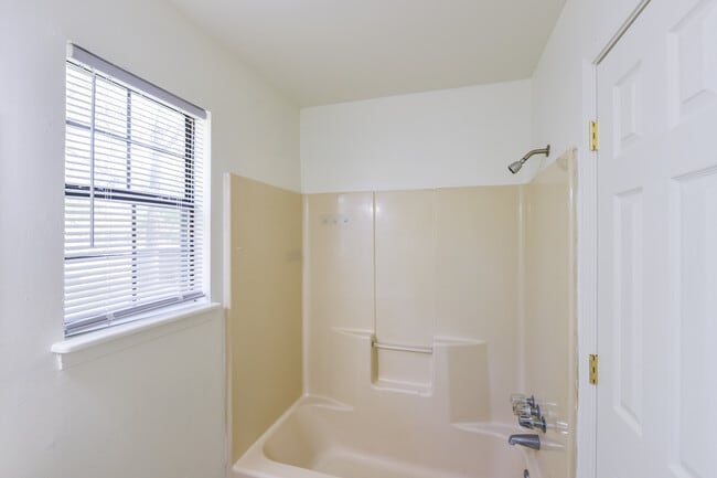 Building Photo - 512 Carson Rd