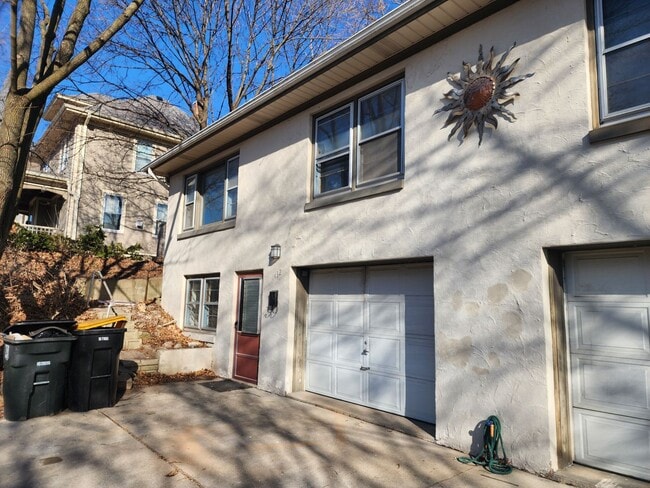 Building Photo - Updated Tosa 2 bedroom townhouse