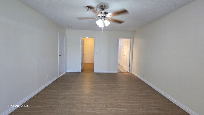 Building Photo - Stunning 3bed/2bath home nestled in a grea...