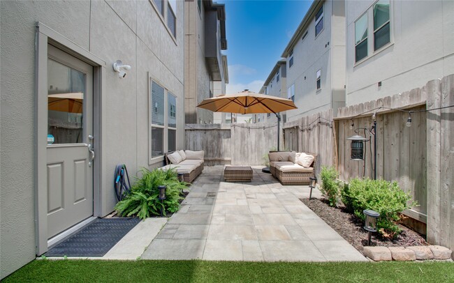Building Photo - 2015 Royal Landing Dr