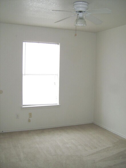 Building Photo - 1801 Cedarhill Dr