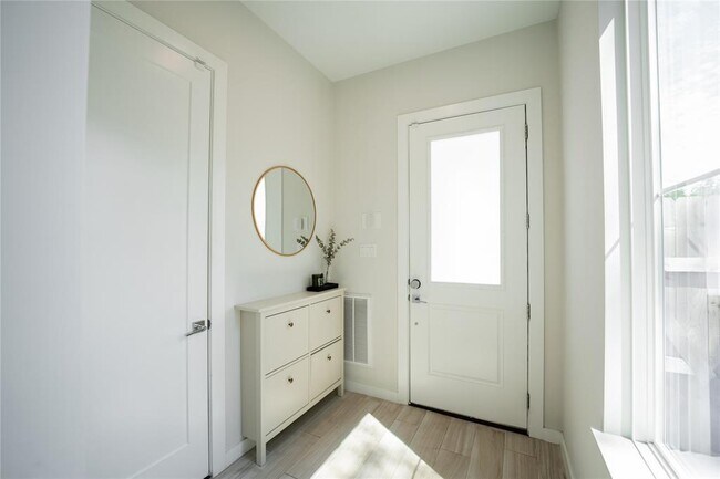 Building Photo - 827 Martin St