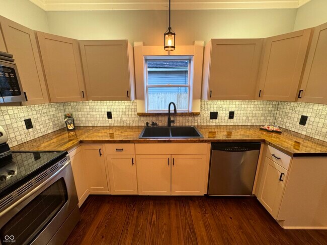 Building Photo - 449 Yandes St