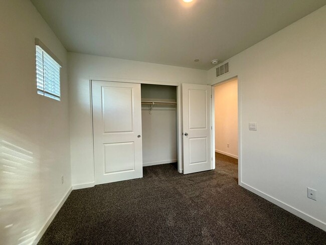 Building Photo - BRAND NEW 3 BED 2.5 BATH 2 CAR GARAGE TOWNHOUSE W/ LOFT IN CADENCE COMMUNITY