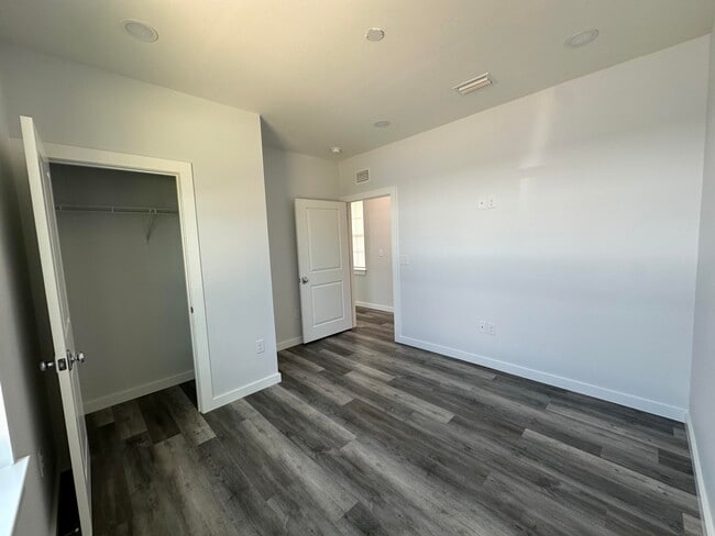 Building Photo - 534 N Raphael Rd