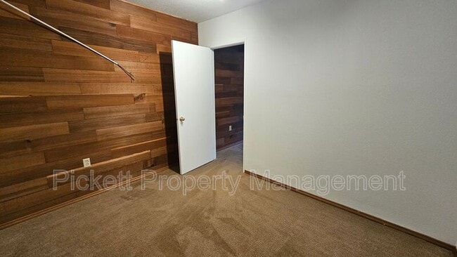 Building Photo - 1155 Silverleaf Ct E