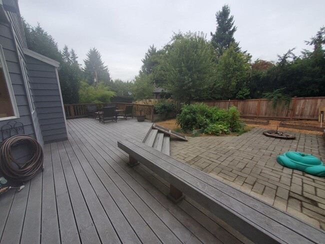Building Photo - 4 bed, 2.5 bath, 2 car garage on spacious ...